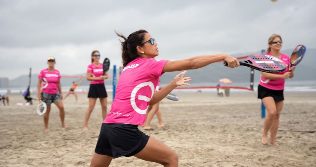 torneio de beach tennis com o tema menopausa reúne centenas de mulheres nas areias de Santos
