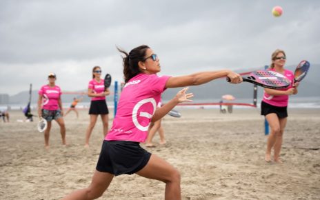 torneio de beach tennis com o tema menopausa reúne centenas de mulheres nas areias de Santos