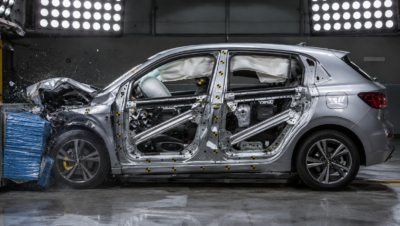 Veículo em teste de colisão mostrando deformação controlada da estrutura e absorção de impacto, destacando a importância da segurança estrutural automotiva na proteção dos ocupantes.