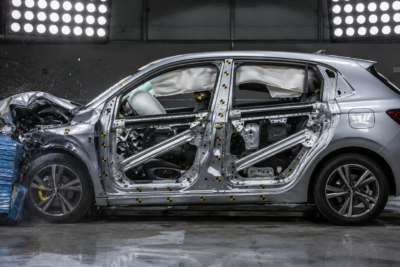 Veículo em teste de colisão mostrando deformação controlada da estrutura e absorção de impacto, destacando a importância da segurança estrutural automotiva na proteção dos ocupantes.
