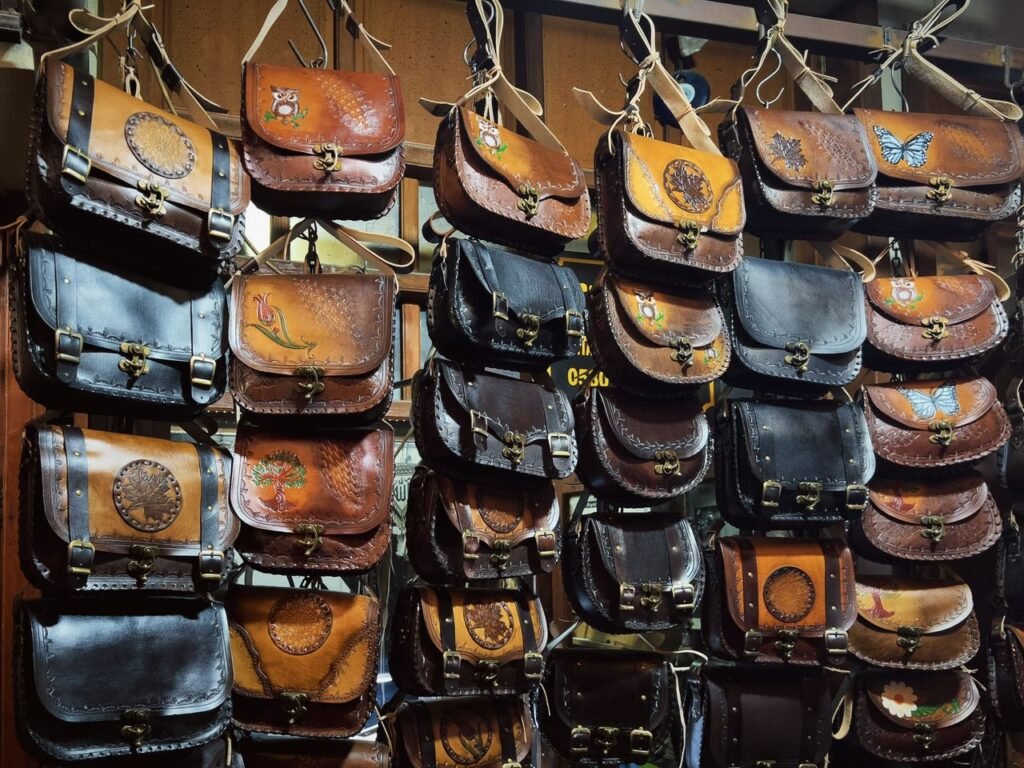 Como combinar bolsas de couro com diferentes estilos de roupa