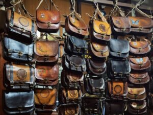 Como combinar bolsas de couro com diferentes estilos de roupa