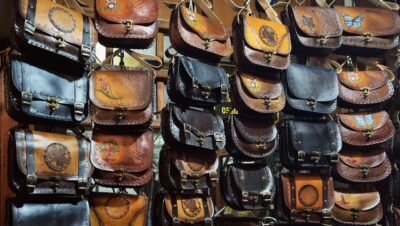 Como combinar bolsas de couro com diferentes estilos de roupa