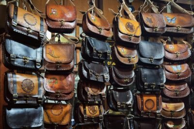 Como combinar bolsas de couro com diferentes estilos de roupa